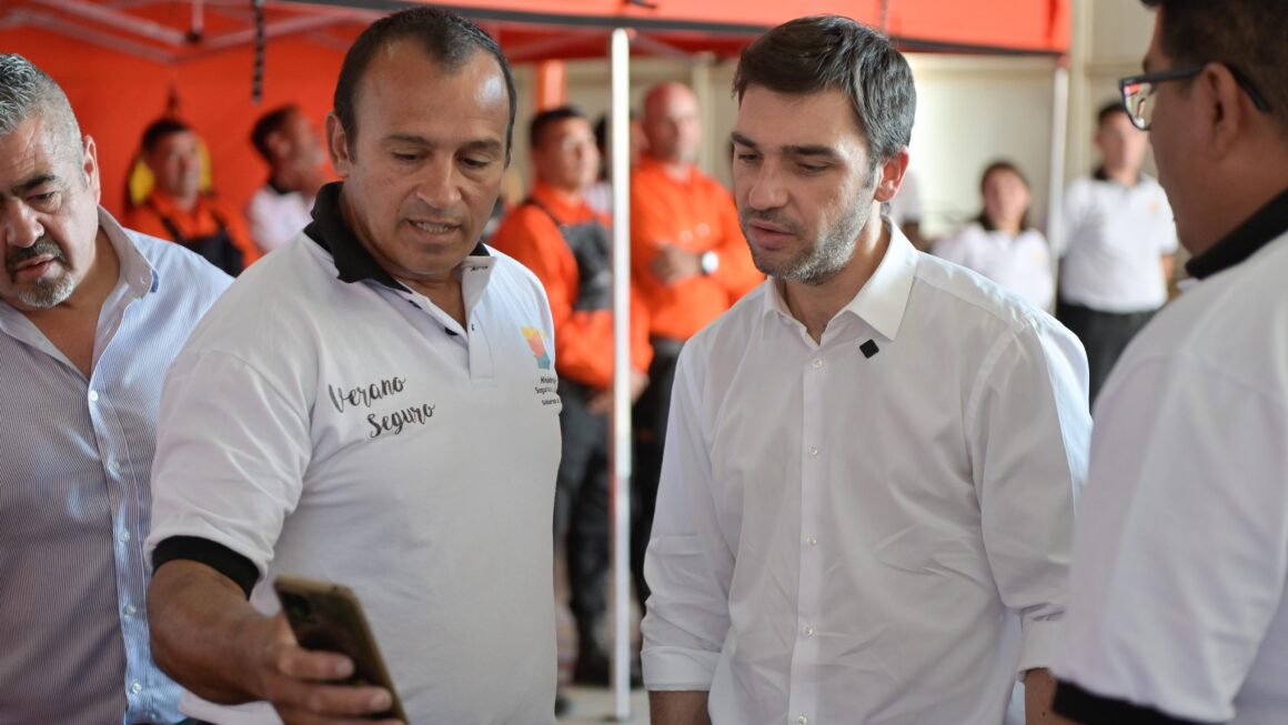Torres entregó equipamiento a brigadistas y destacó la incorporación de nueva tecnología para fortalecer el trabajo preventivo en toda la provincia
