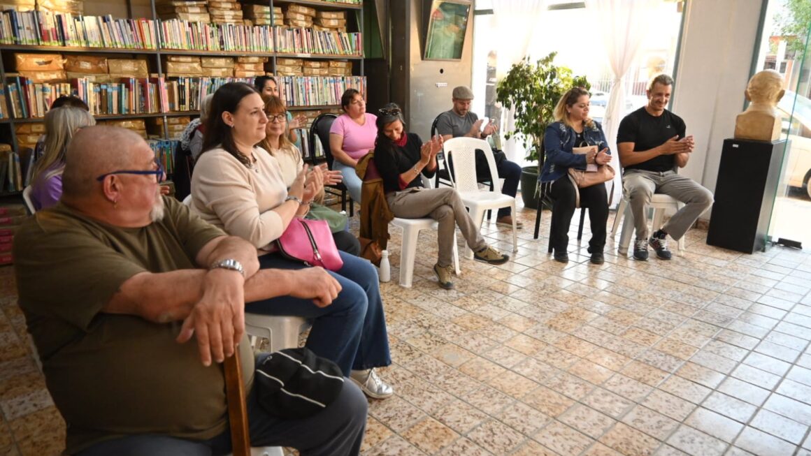Gustavo Morazzo Presenta Su Nuevo Libro En La Biblioteca Pública Municipal
