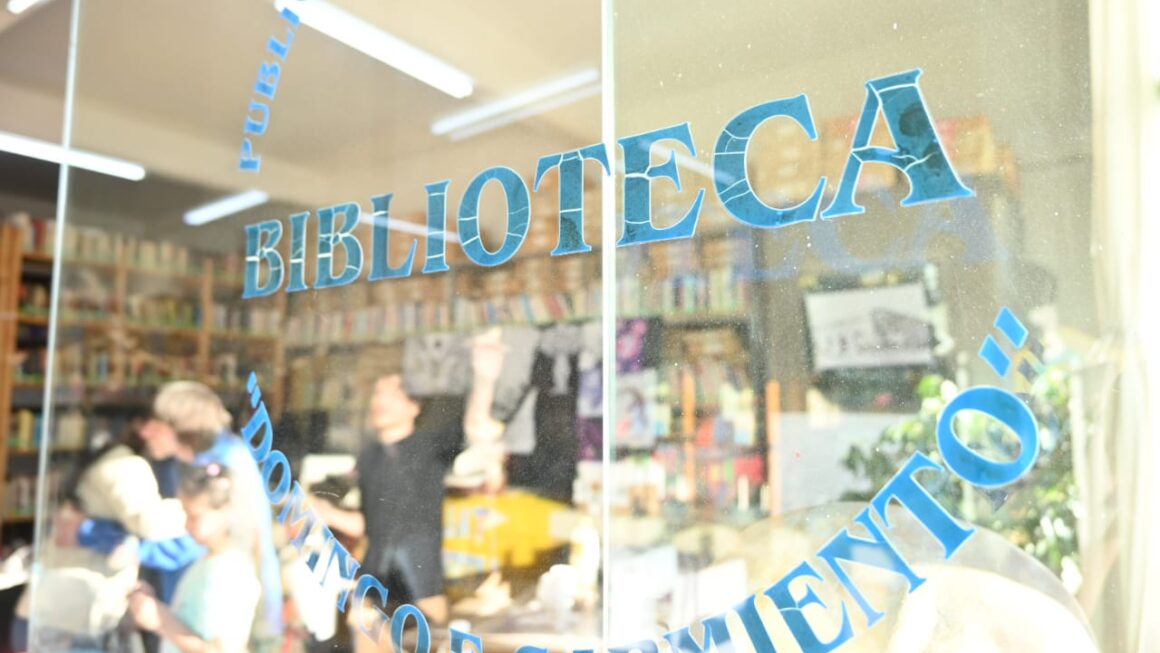 Dos Escritores Presentan Sus Libros En La Biblioteca Pública Municipal