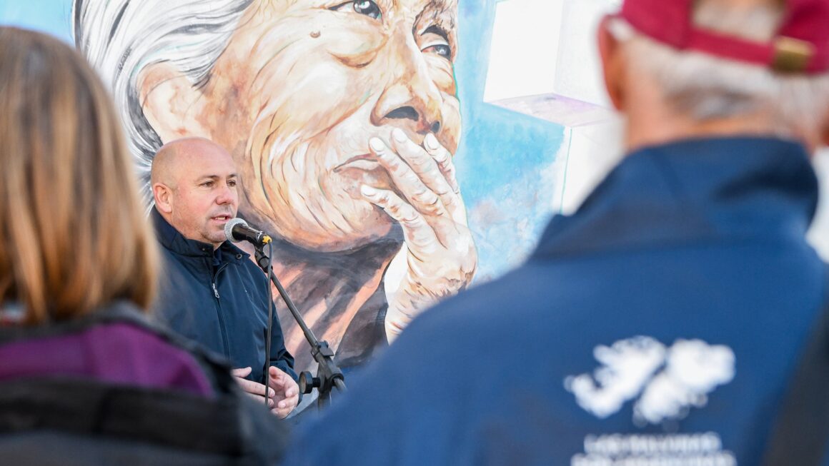 Proceso De Malvinización De Puerto Madryn: El Intendente Inauguró Un Mural Inspirado En El Cementerio De Darwin