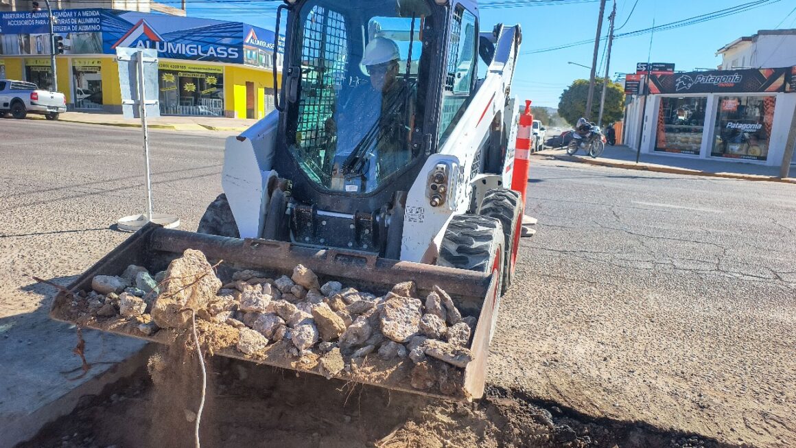 Mantenimiento sobre cámara de inspección cloacal en Av. Gales y Colón.