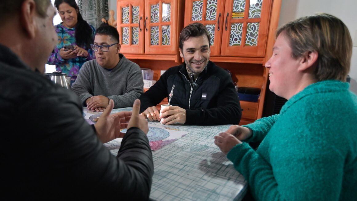 Torres supervisó la finalización de las obras de gas natural en el barrio Ex Mocara de Rawson