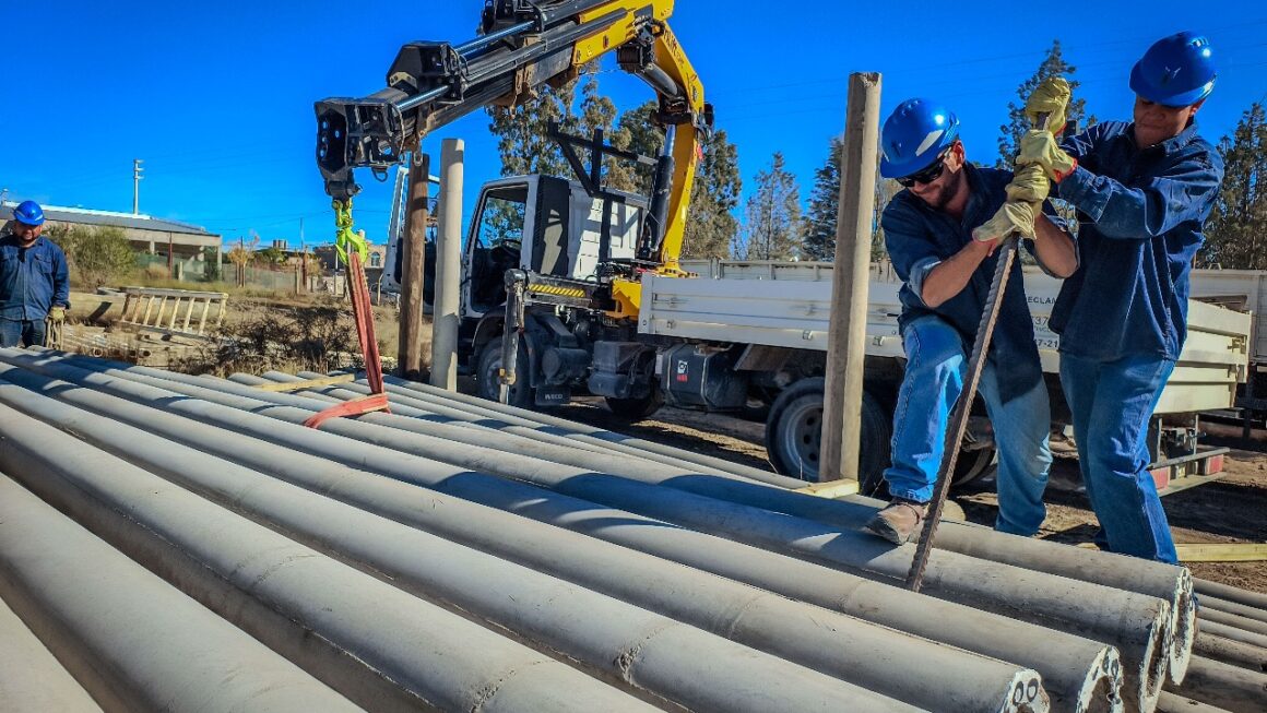Nuevo arribo de columnas de hormigón, para ser instaladas en la ciudad.