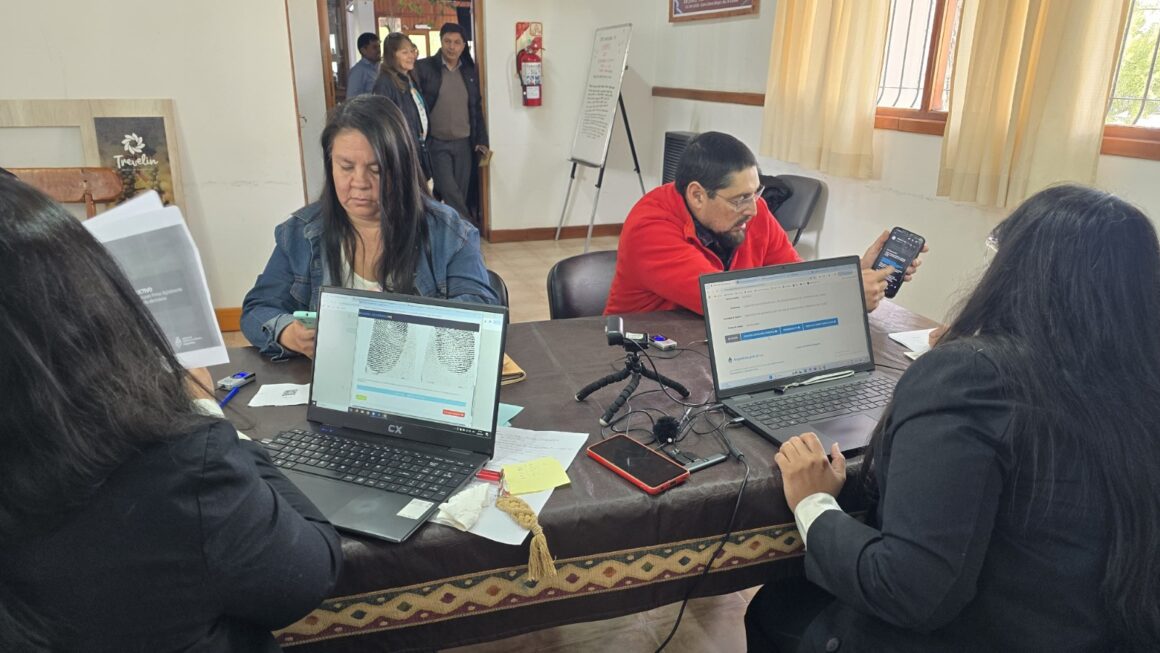 Firma Digital: Provincia asistió a más de 100 vecinos de Esquel para que puedan registrarse
