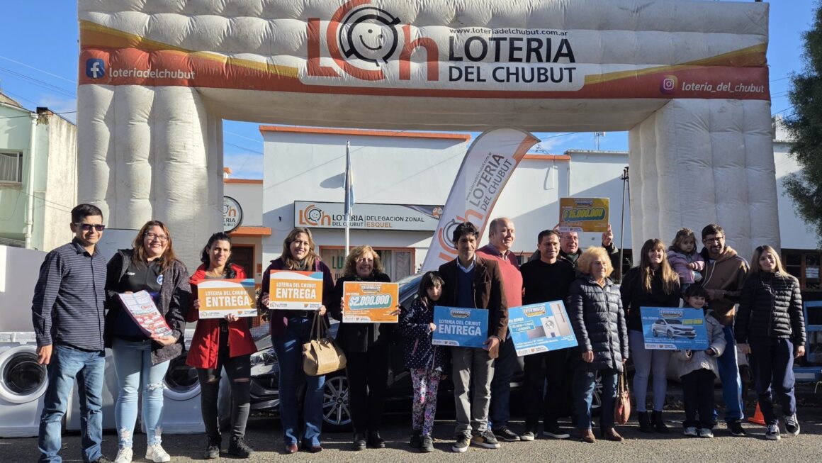 Lotería del Chubut entregó un 0 kilómetro y más de 17 millones de pesos en efectivo a vecinos de la cordillera
