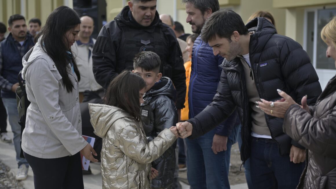 Torres entregó viviendas a 49 familias de Trelew y aseguró que «la obra pública seguirá siendo una política de Estado fundamental para el desarrollo de Chubut»