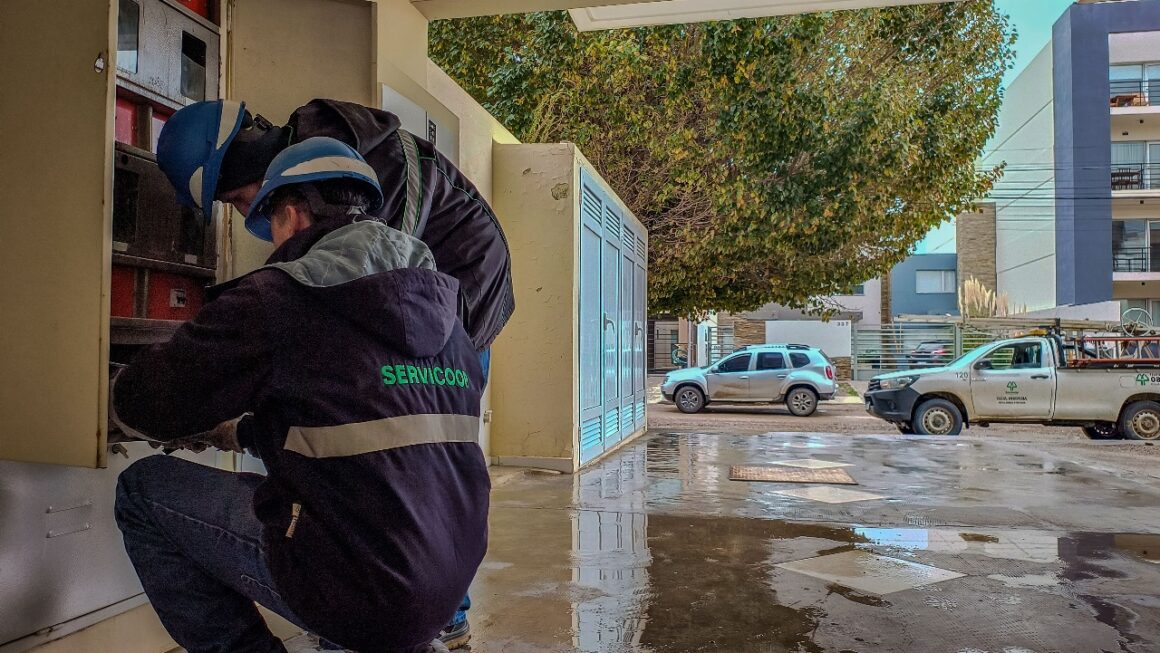 Intensas tareas de personal de Reclamos Eléctricos, durante el temporal de lluvia