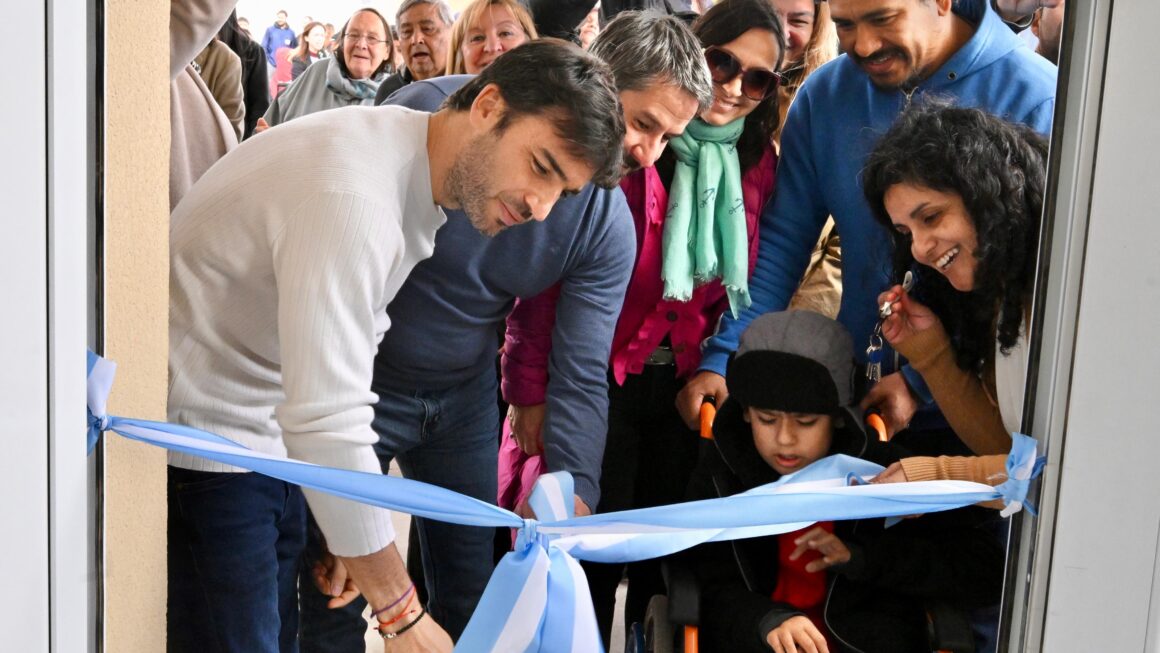 Torres entregó 17 viviendas sociales a familias de Trelew: “Demostramos que con austeridad y buena administración podemos seguir priorizando la obra pública”
