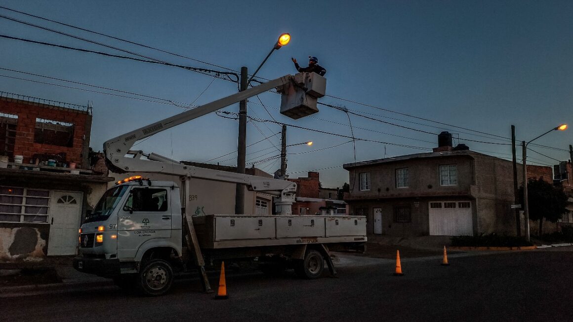 Continúan las tareas sobre el sistema de alumbrado en la zona norte.