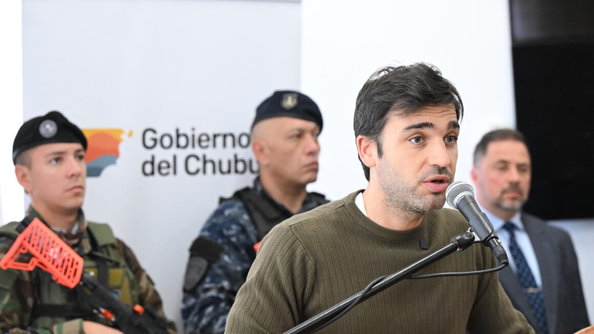 Torres entregó certificados a más de 50 agentes policiales que se especializaron en técnicas de intervención, operación de armas y traslado de detenidos