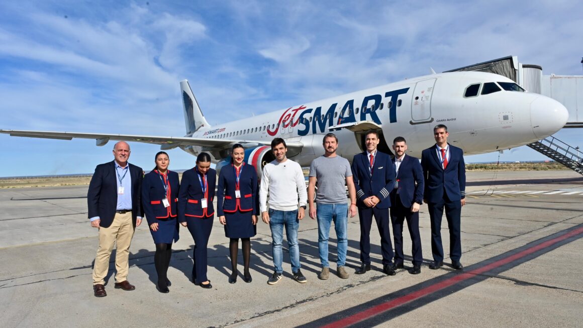 Torres presentó el vuelo inaugural de JetSMART que conecta a Trelew con Buenos Aires: «Hoy la provincia es una plaza cada vez más atractiva para el turismo y las inversiones»