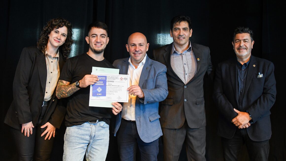 El Intendente Le Entregó Los Certificados A Los Nuevos Guardavidas De La Ciudad
