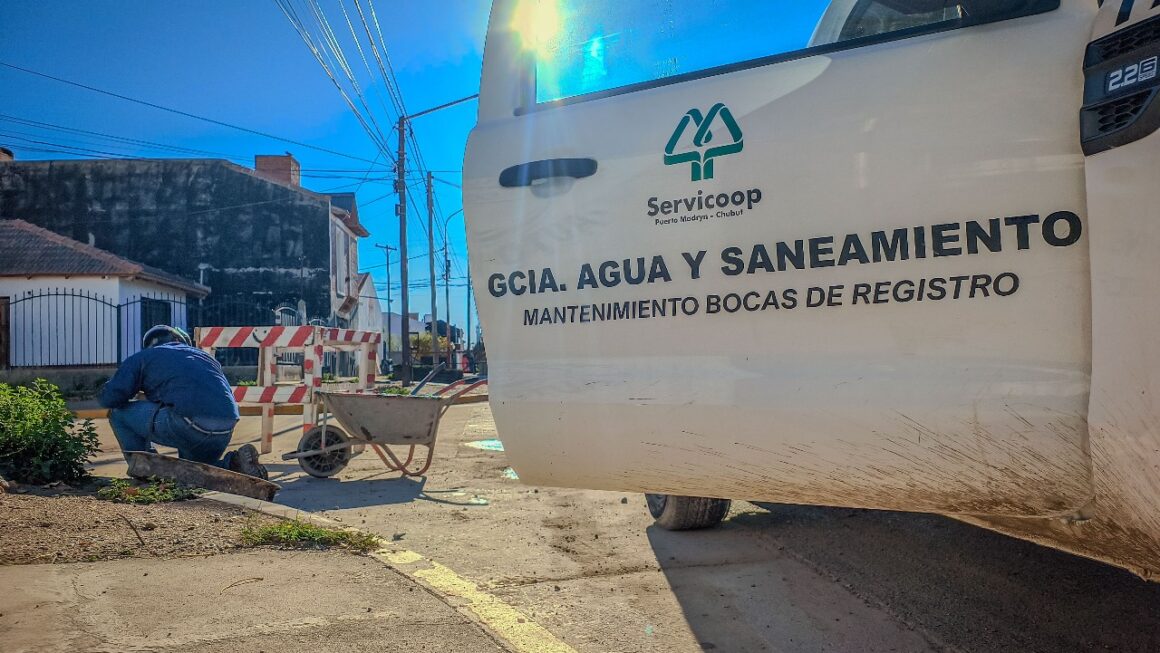 Constantes obras sobre bocas de registro del sistema cloacal.
