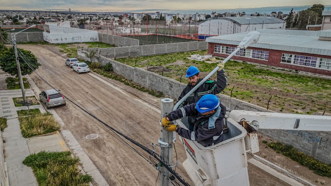 Instalación del alumbrado, luego de obras de energía.