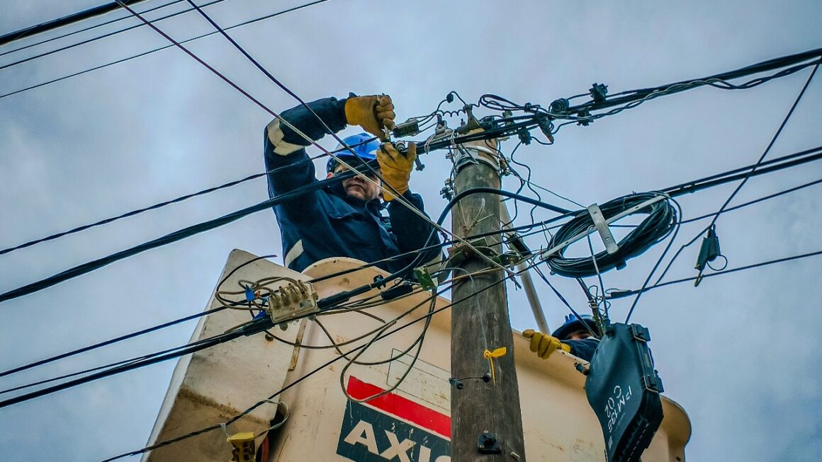 Chequeos y controles sobre el sistema de alumbrado en distintos puntos de la ciudad.
