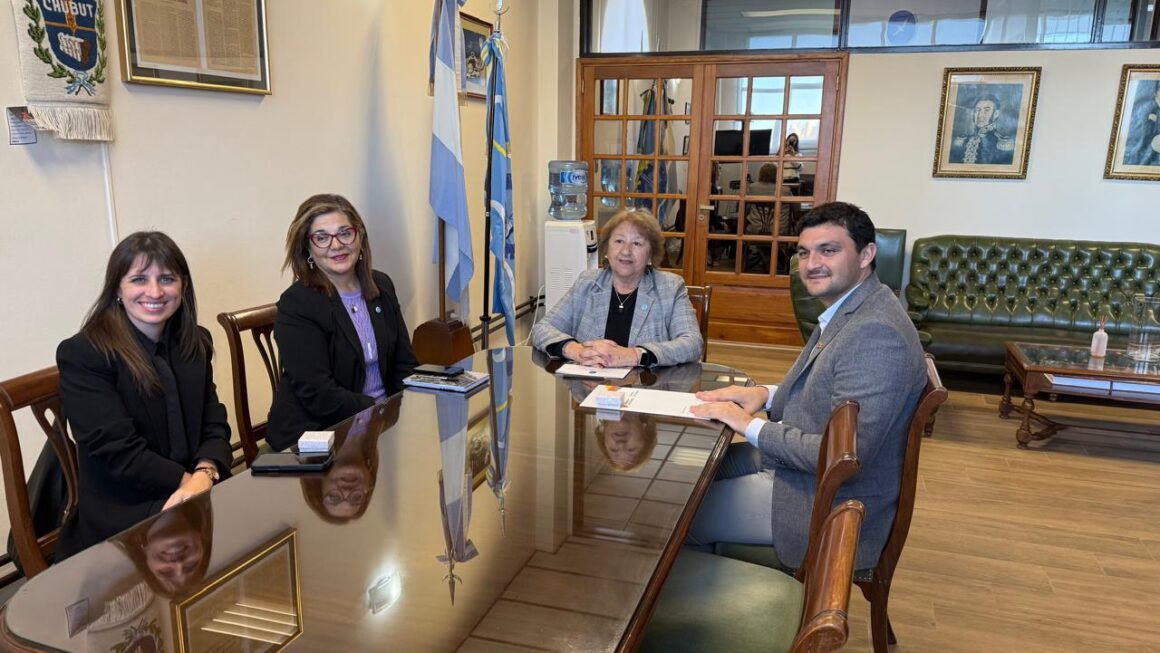 Provincia firmó un convenio con la Universidad Nacional de la Patagonia San Juan Bosco para fortalecer la formación y la inserción laboral