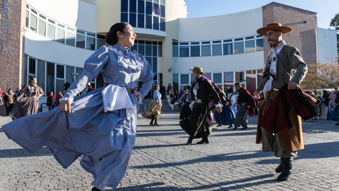 Provincia prepara una Peña Patriótica con artistas, feria y tradiciones para conmemorar la Revolución de Mayo
