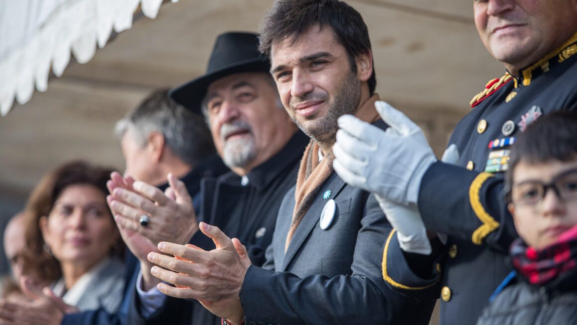 Torres encabezó el acto por un nuevo aniversario de la Revolución de Mayo: “Construyamos entre todos una Argentina más libre, justa y federal”