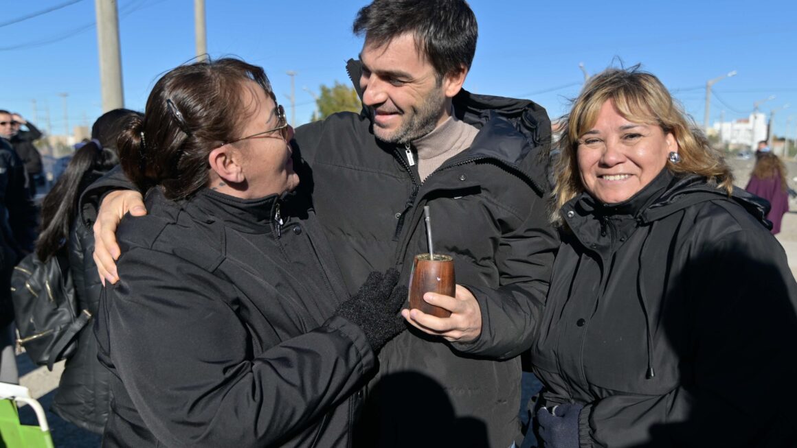 Torres encabezó una nueva entrega de casas en Trelew y anunció que solicitará a Nación el traspaso de las 204 viviendas inconclusas del Pro.Cre.Ar.
