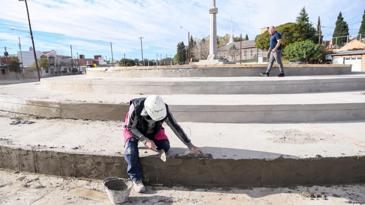Sastre Supervisó Las Obras Que Se Realizan Para Optimizar La Plaza Principal Del Barrio 21 De Enero