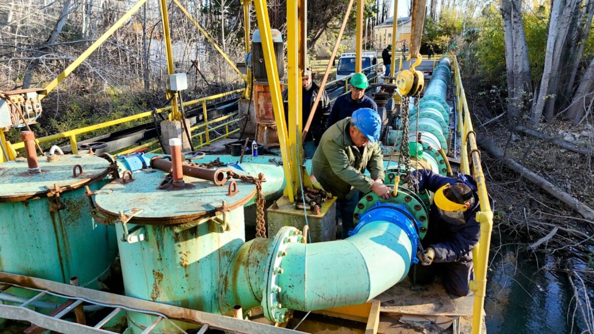 Obras sobre instalaciones de la captación de agua, en el río Chubut.