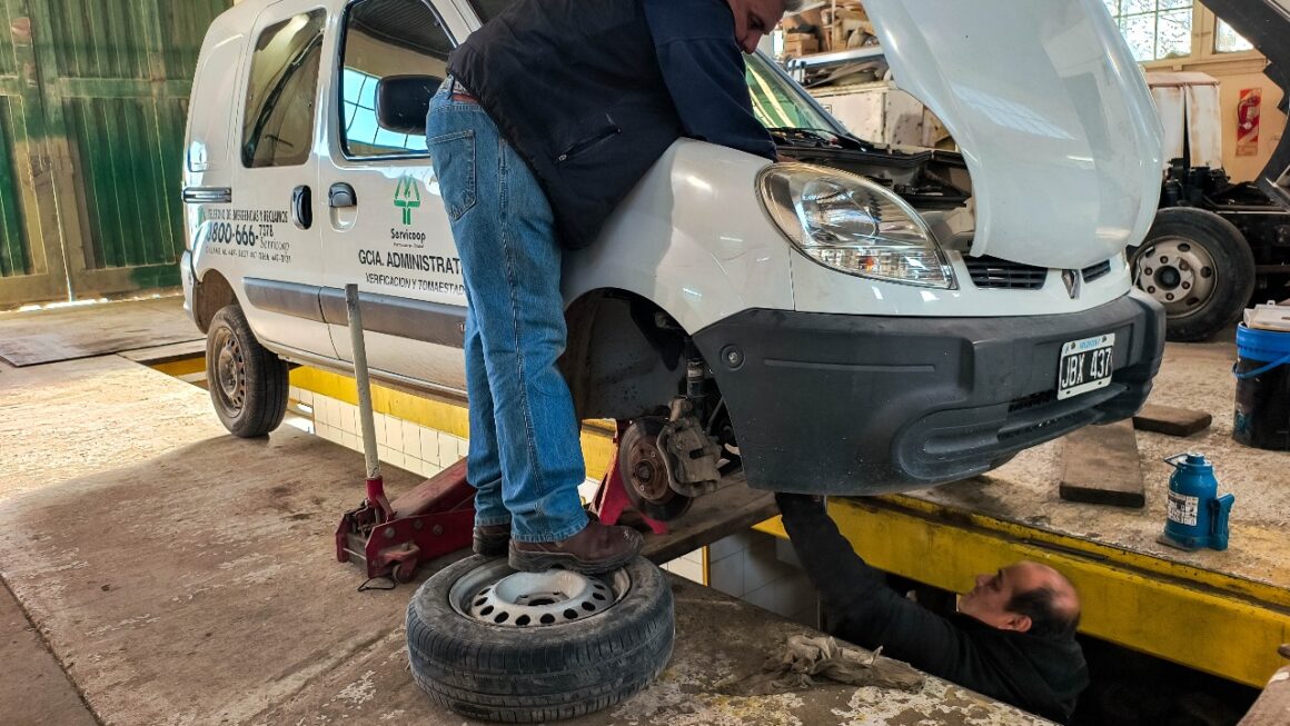 Continuas tareas de mantenimiento sobre la flota automotriz.