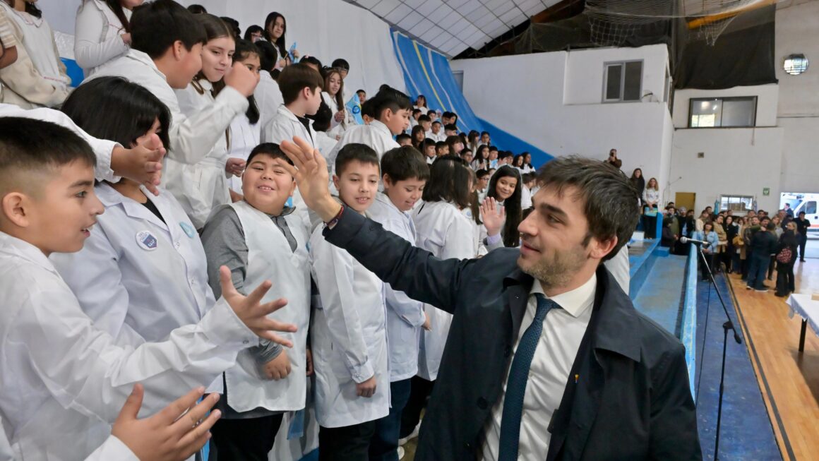 Torres encabezó el acto central por el Día de la Bandera y destacó la importancia de fortalecer la democracia y la educación
