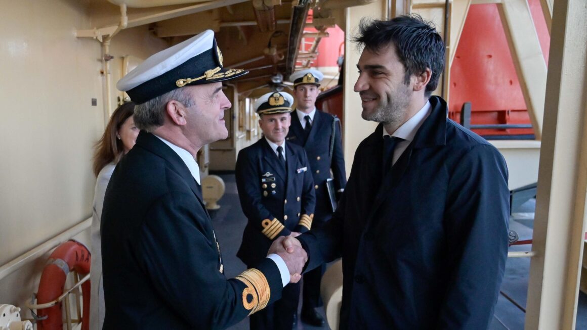 Torres visitó el rompehielos ARA «Almirante Irízar» y destacó «la vocación de servicio de la Armada Argentina en la custodia y protección de nuestras aguas»