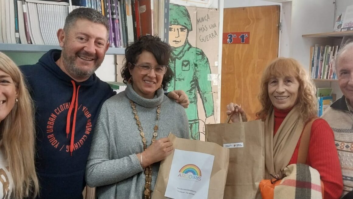 Chubut entregó ejemplares del Fondo Editorial Provincial en distintos establecimientos educativos de Mar del Plata