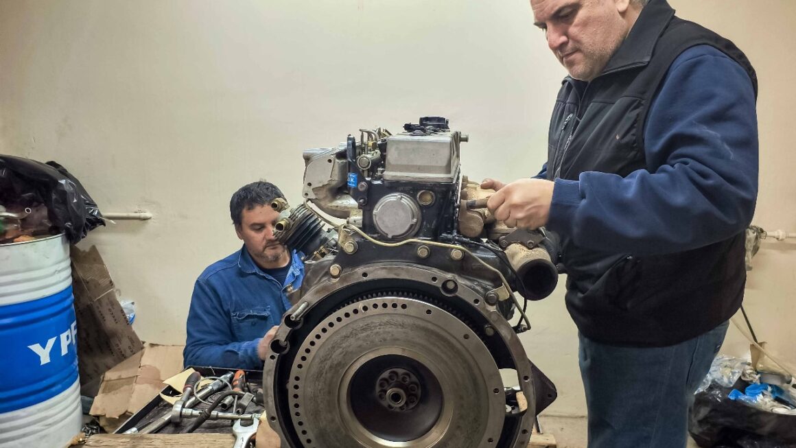Armado e instalación de motor, sobre camión del servicio eléctrico