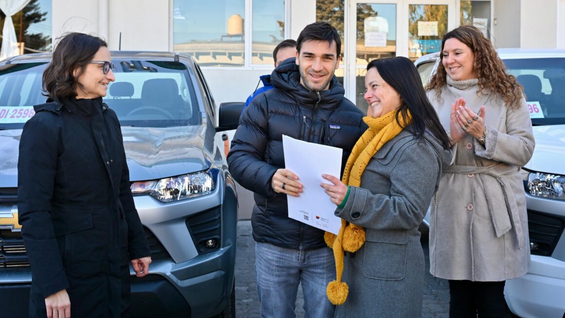 Torres encabezó entrega de vehículos y equipamiento para el fortalecimiento del sistema de salud en toda la provincia