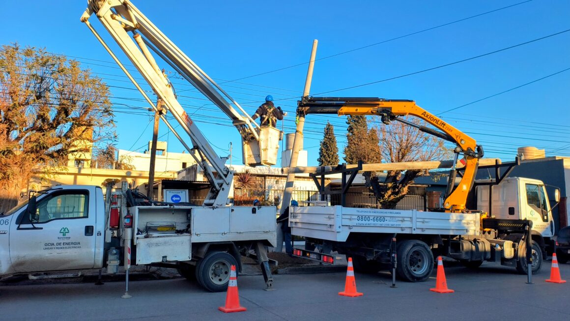 Continúa el Plan de instalación de nuevas columnas de hormigón sobre el tendido eléctrico.
