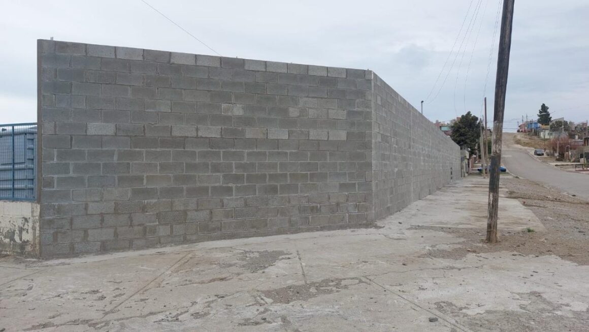 Provincia finalizó la construcción de un muro de 150 metros cuadrados en la escuela Nº 426 de Comodoro Rivadavia