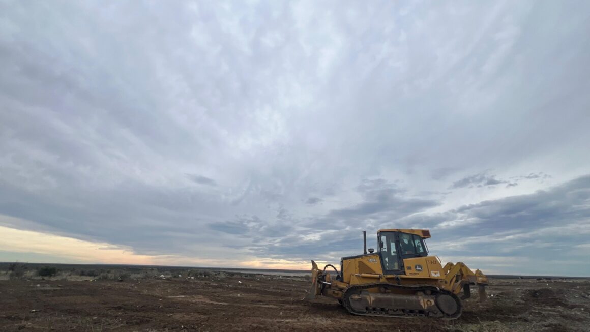 El Gobierno del Chubut realizó tareas de limpieza y movimiento de suelo a la vera de la Ruta Provincial N° 1