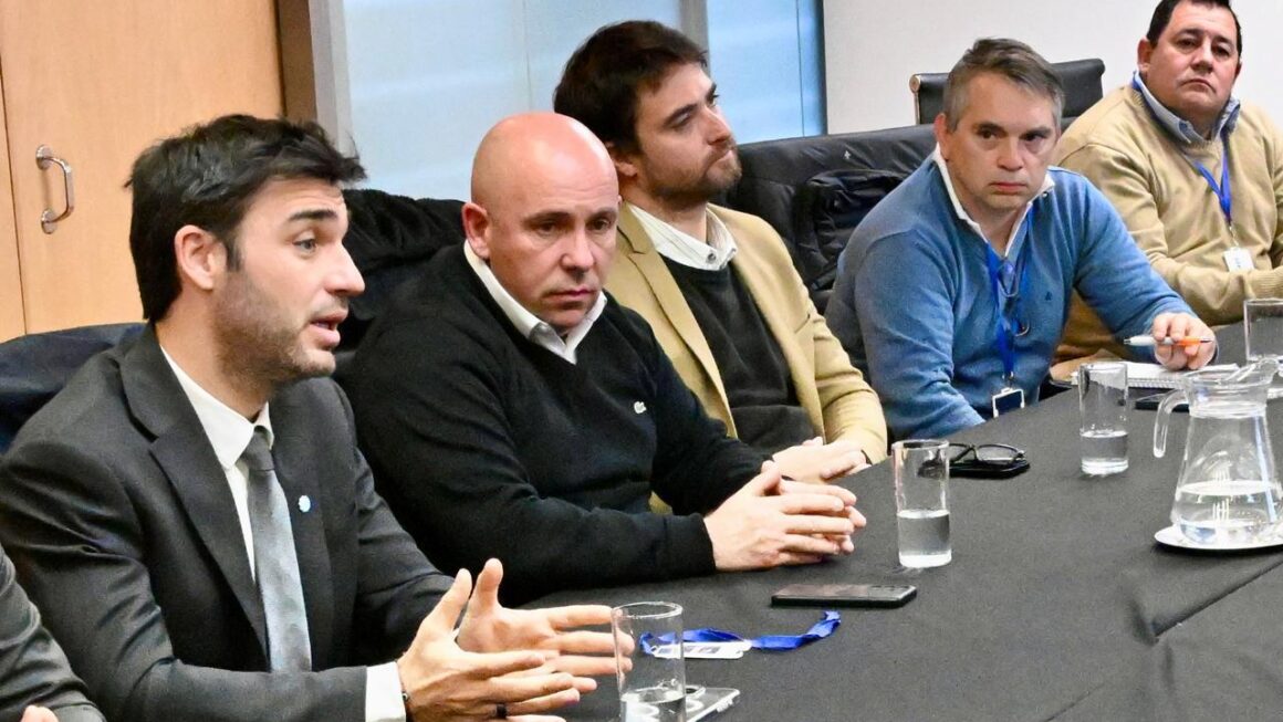 Torres y Sastre celebraron el acuerdo que destrabó el conflicto pesquero y dará inicio la temporada de pesca en aguas nacionales