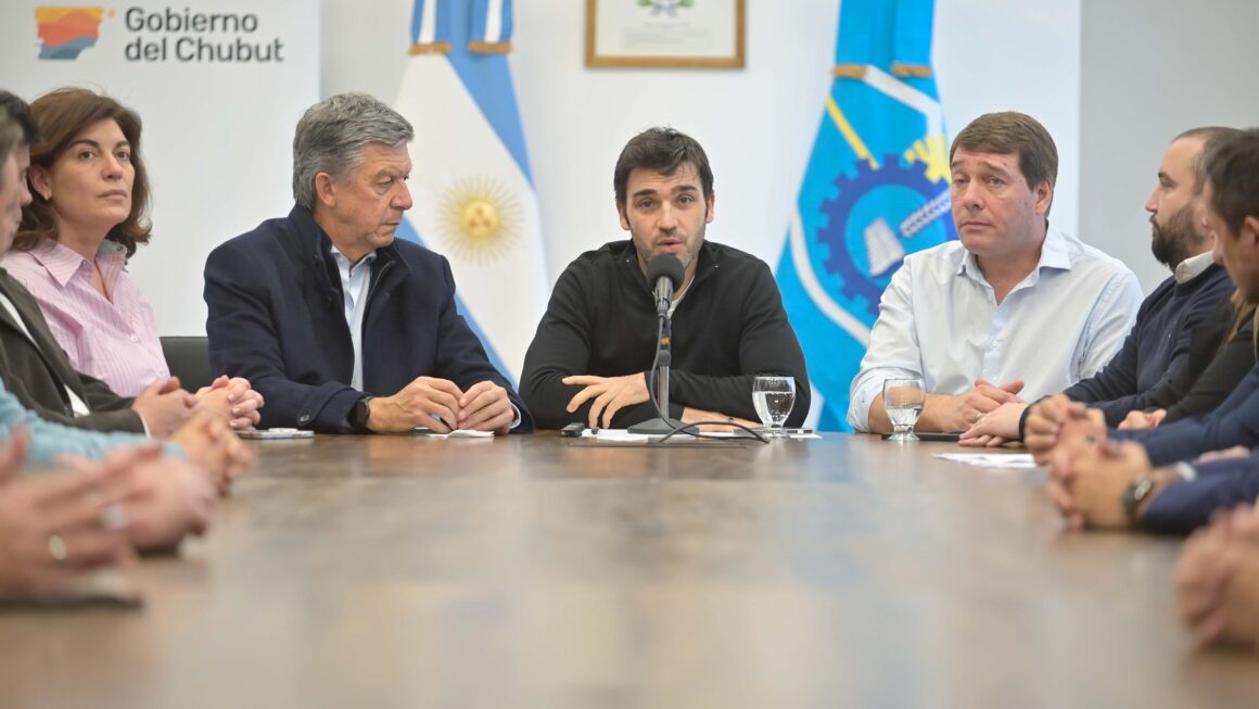 Dos obras clave para la pesca y la infraestructura de Playa Unión: Torres anunció el dragado del puerto de Rawson y la construcción de defensas costeras
