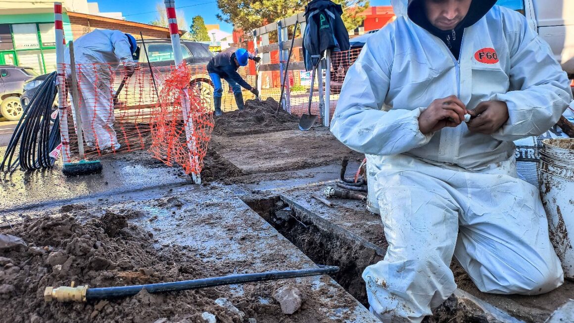 Renovación de conexión domiciliaria sobre Marcos A. Zar.