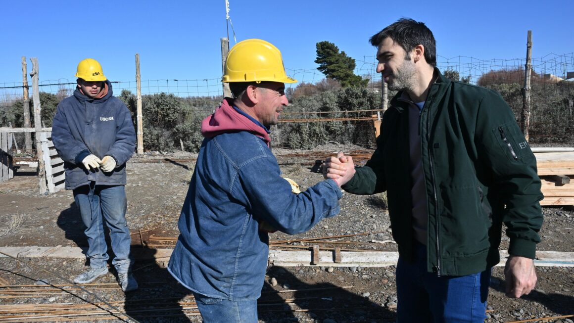 Torres destacó la reactivación de la obra del complejo de 41 viviendas en Dolavon con fondos provinciales