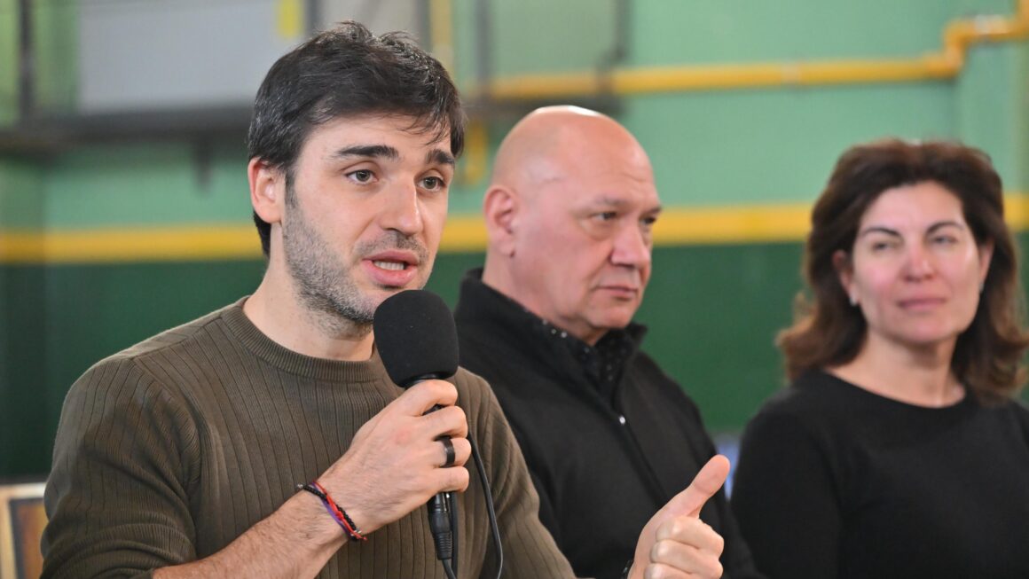 Conectividad y tecnología al servicio de la educación: Torres entregó importante equipamiento informático a escuelas de la Meseta