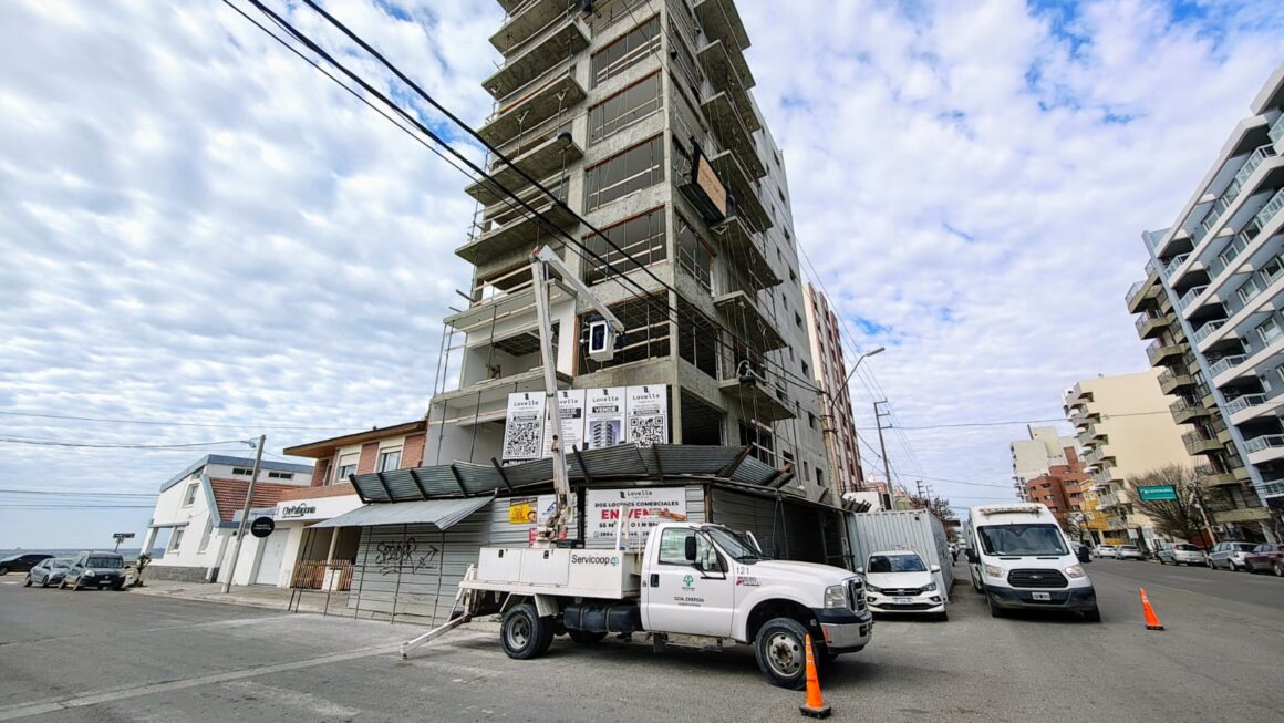 Cables de un edificio en construcción, provocaron corte de energía.
