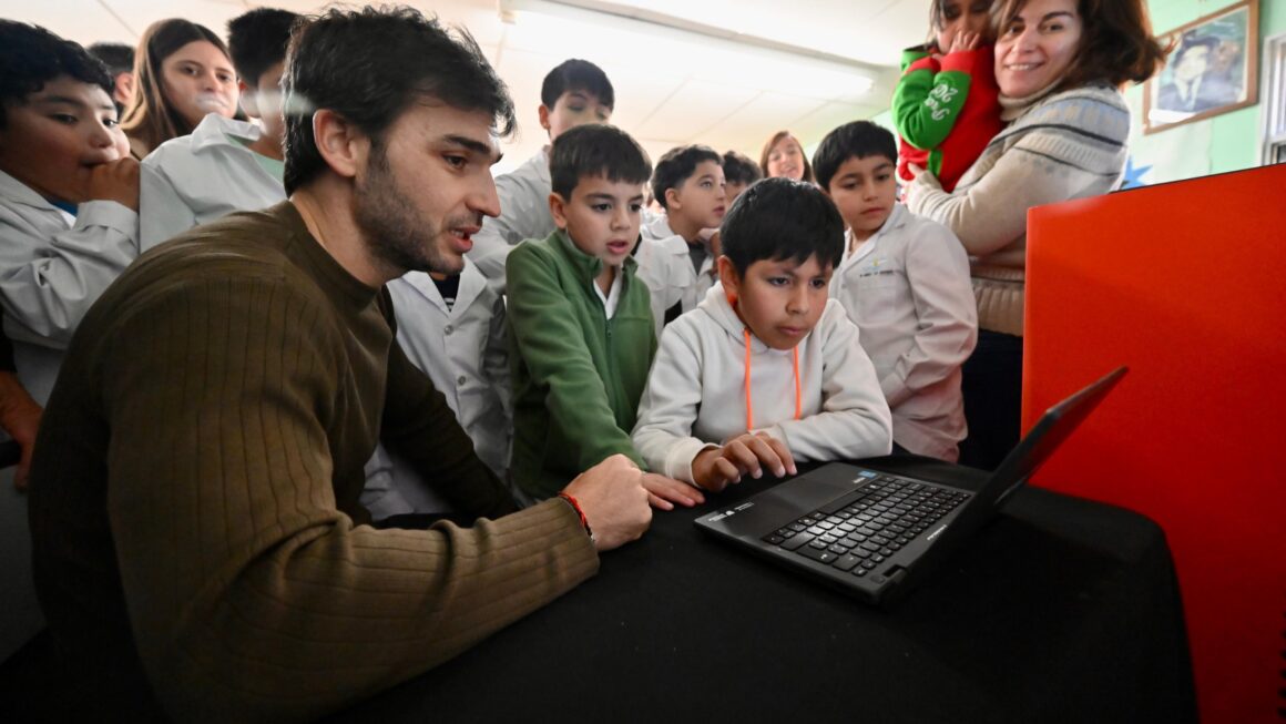 Torres entregó equipamiento informático de última tecnología a escuelas de la Meseta y anunció 433 millones para ampliar el SUM comunal de Lagunita Salada