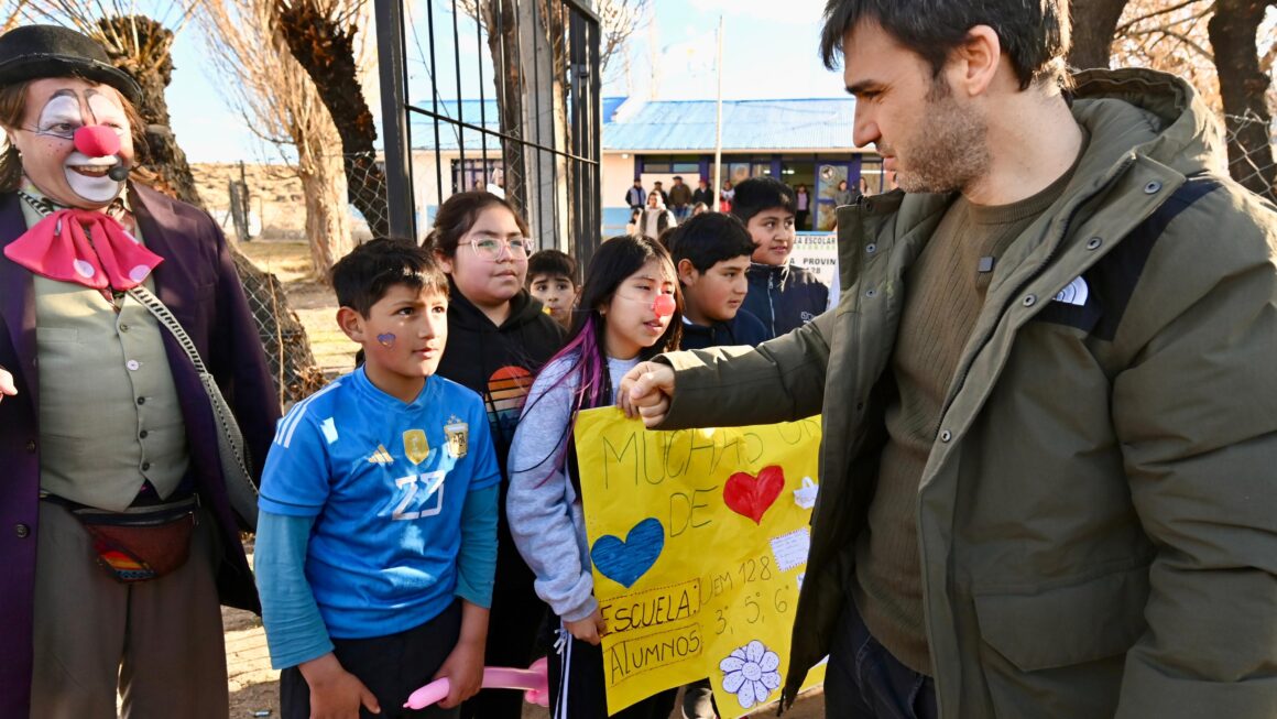 Día de la Niñez: Torres celebró con estudiantes de la Meseta y llamó a «seguir construyendo una provincia unida, fuerte e integrada»