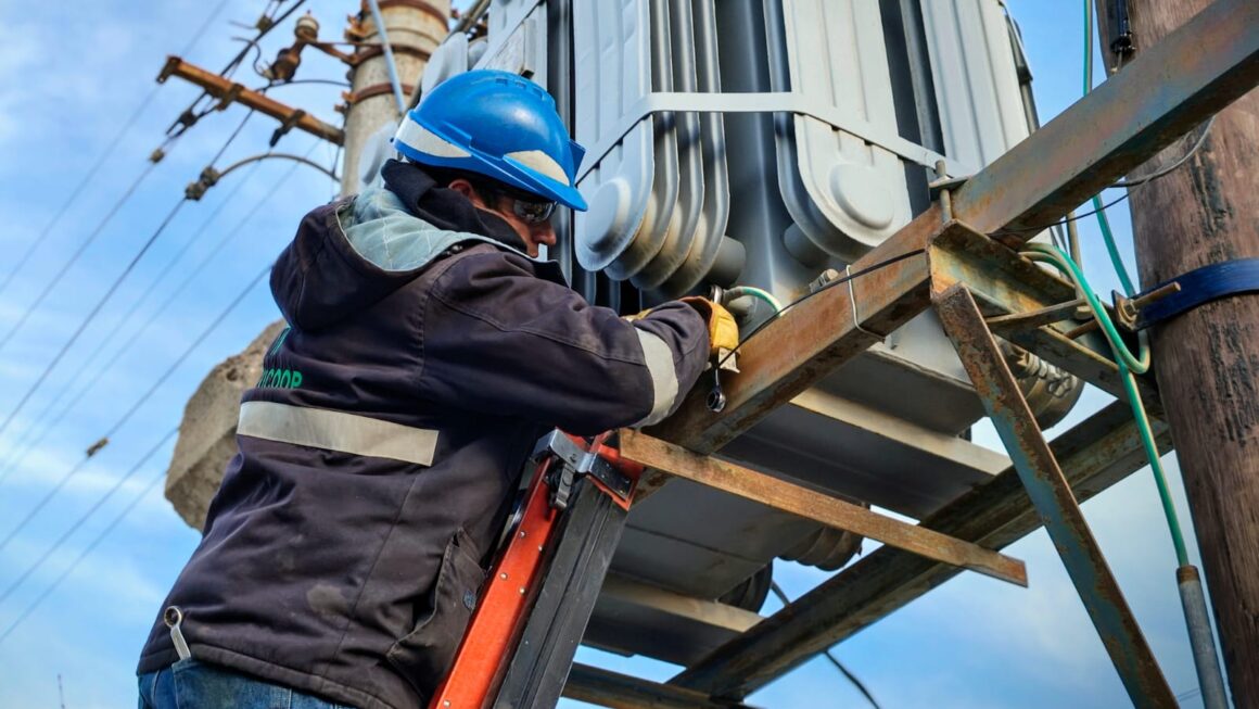 Camión daño una subestación y habrá corte de energía.
