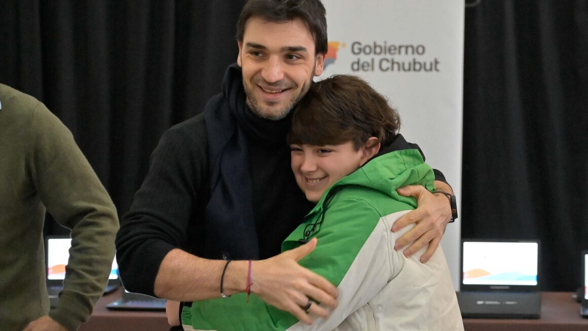 En el marco de la Ley de Educación Financiera, Robótica e Inteligencia Artificial, Torres entregó equipamiento informático a escuelas de la Comarca
