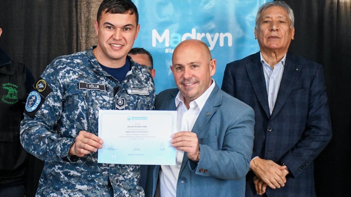Sastre Entregó Certificados A Quienes Realizaron La Capacitación De Manejo De Autoelevadores
