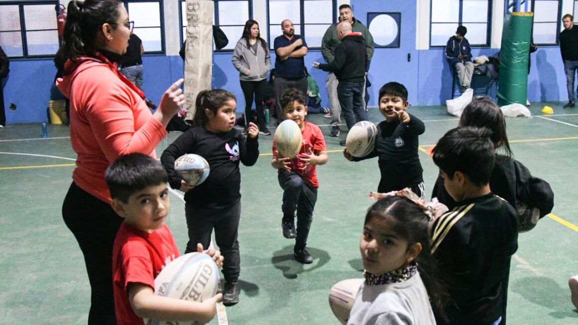 Sastre Visitó La Escuela De Rugby “Aonikenk Rc”