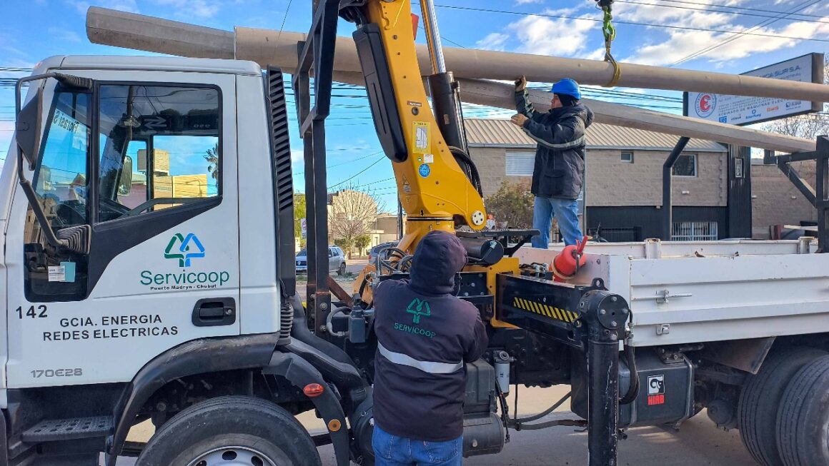 Continúa la instalación de nuevas columnas de hormigón.