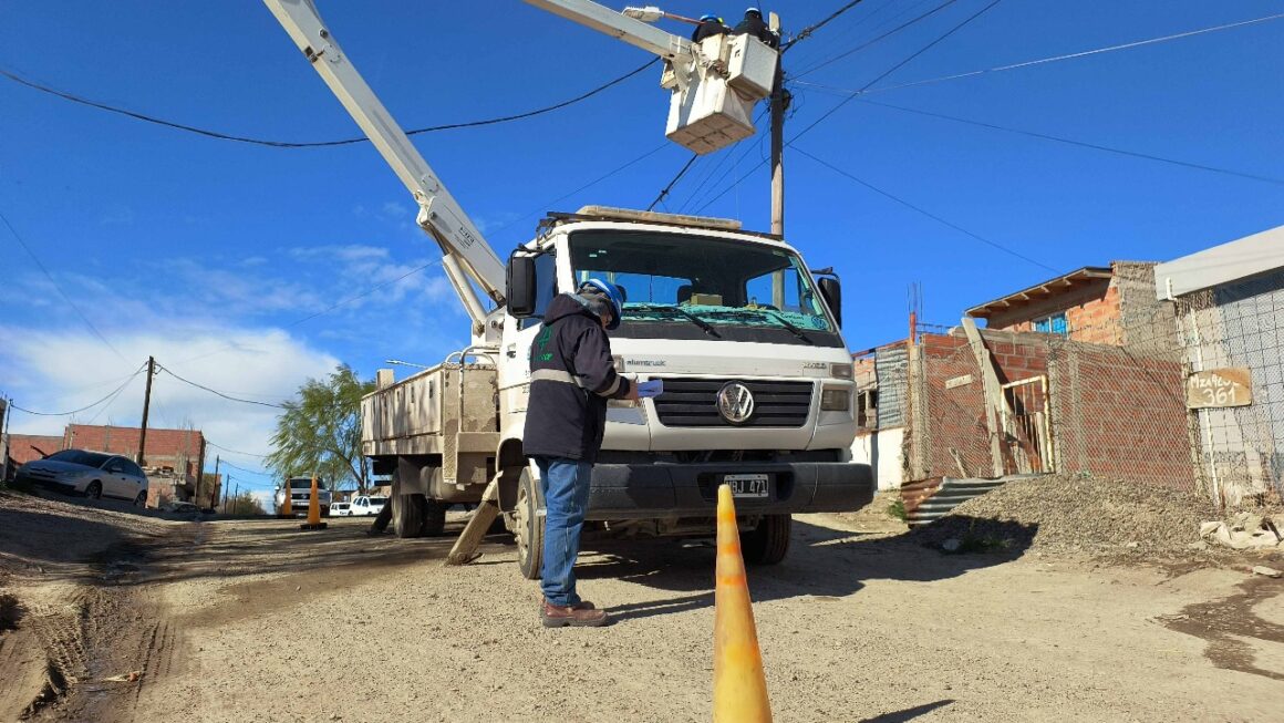 Tareas de mantenimiento de alumbrado en la zona oeste