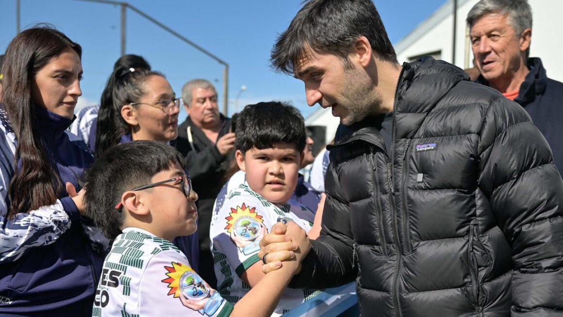Torres inauguró en Río Pico la primera Estación de Telemedicina y una cancha de césped sintético
