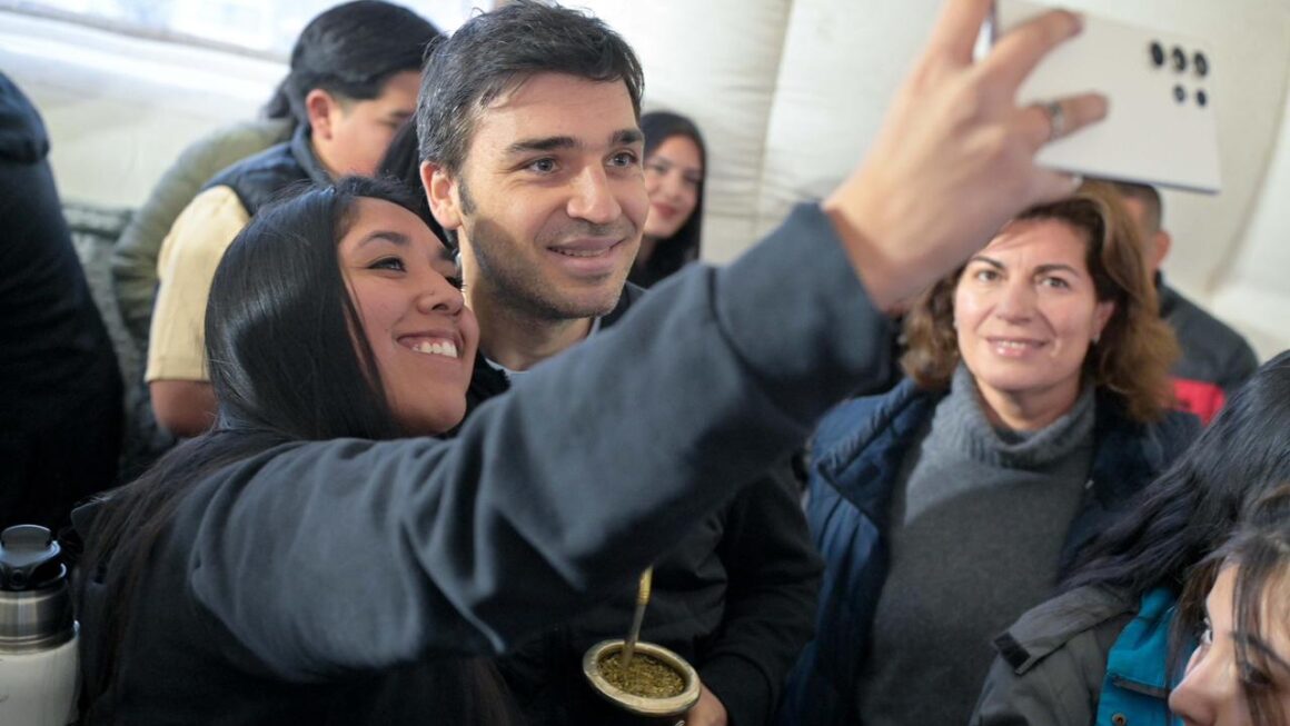 Torres destacó “el ejemplo de superación de los jóvenes de Chubut” durante la 12° Fiesta Provincial del Pingüino